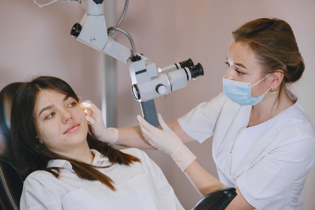 A beautiful women Receiving Non-invasive facial rejuvenation.